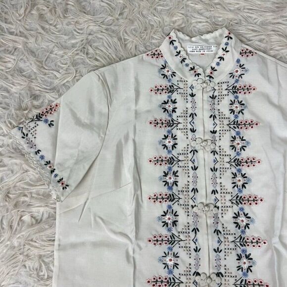 Vintage 70s White Floral Hand Embroidered Silk Ladies Blouse Button Front Small - Picture 9 of 10